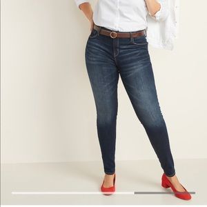 OLD NAVY ROCKSTAR MID RISE SKINNY JEAN DARK WASH. SIZE 4. GREAT CONDITION!